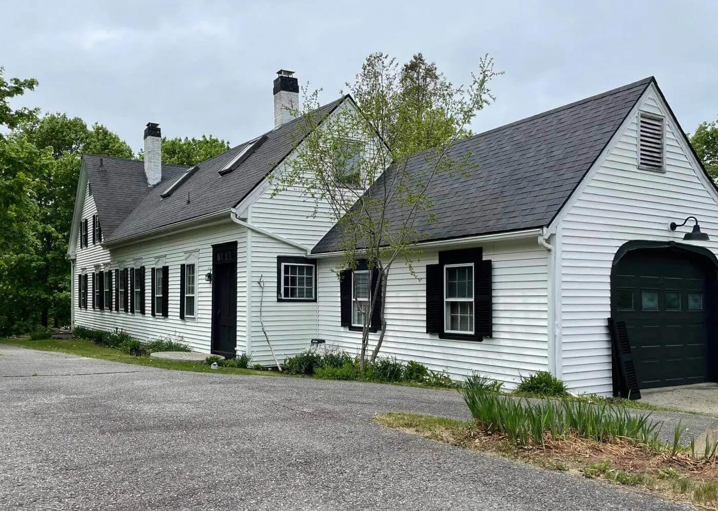 Deer Isle Farmhouse — front of house and driveway
